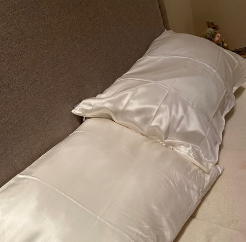 Customer photo review of White 22 Momme Mulberry Silk Pillowcase