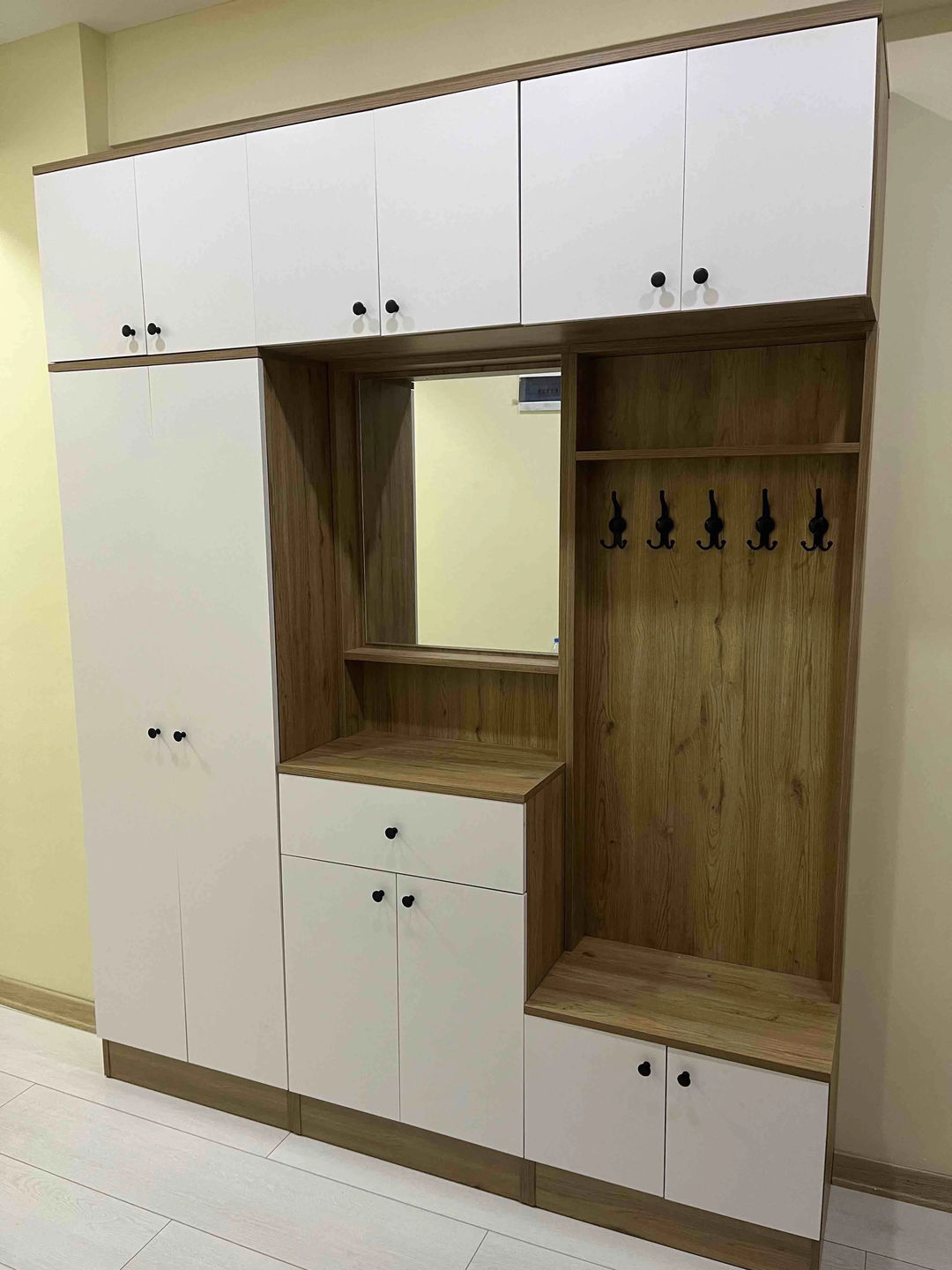 Customer photo review of Rani EA108 Portmanto Çekmeceli Aynalı Askılı Vestiyer Sepet Ceviz - Beyaz