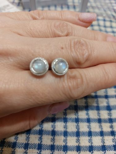 Customer photo review of Boucles d'Oreilles Bouton en Pierre de Lune & Argent