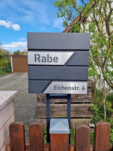 Customer photo review of AlbersDesign Briefkasten B1 Eisenglimmer (DB703) personalisiert mit Edelstahl-Schildern