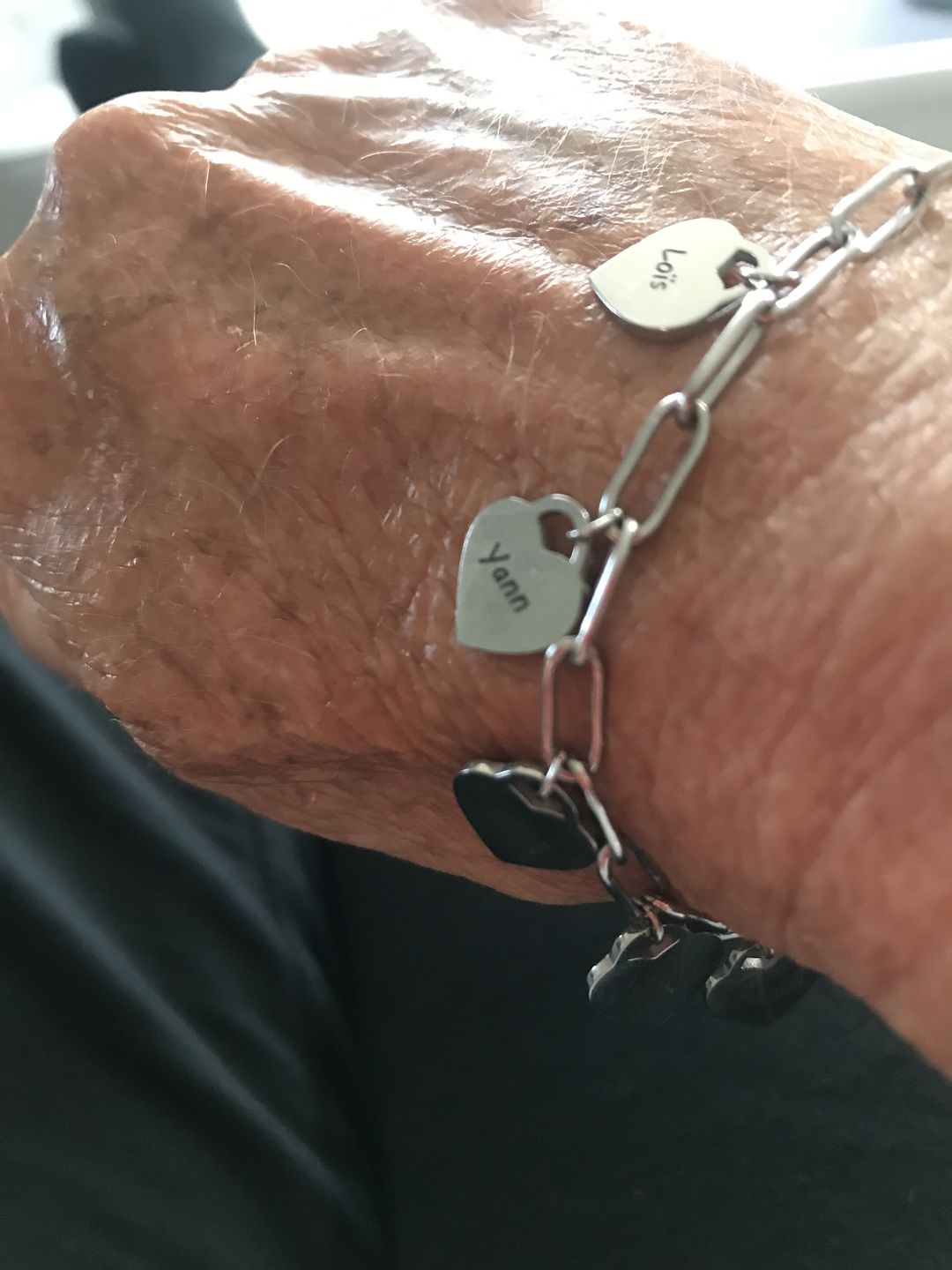 Customer photo review of Bracelet LOANYA avec pendentifs cœur personnalisés