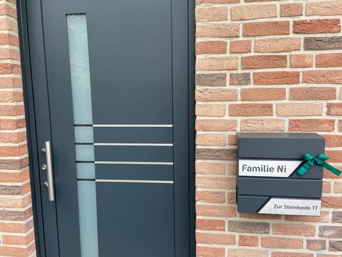 Customer photo review of AlbersDesign Briefkasten B1 anthrazit (RAL7016) personalisiert mit Edelstahl-Schildern