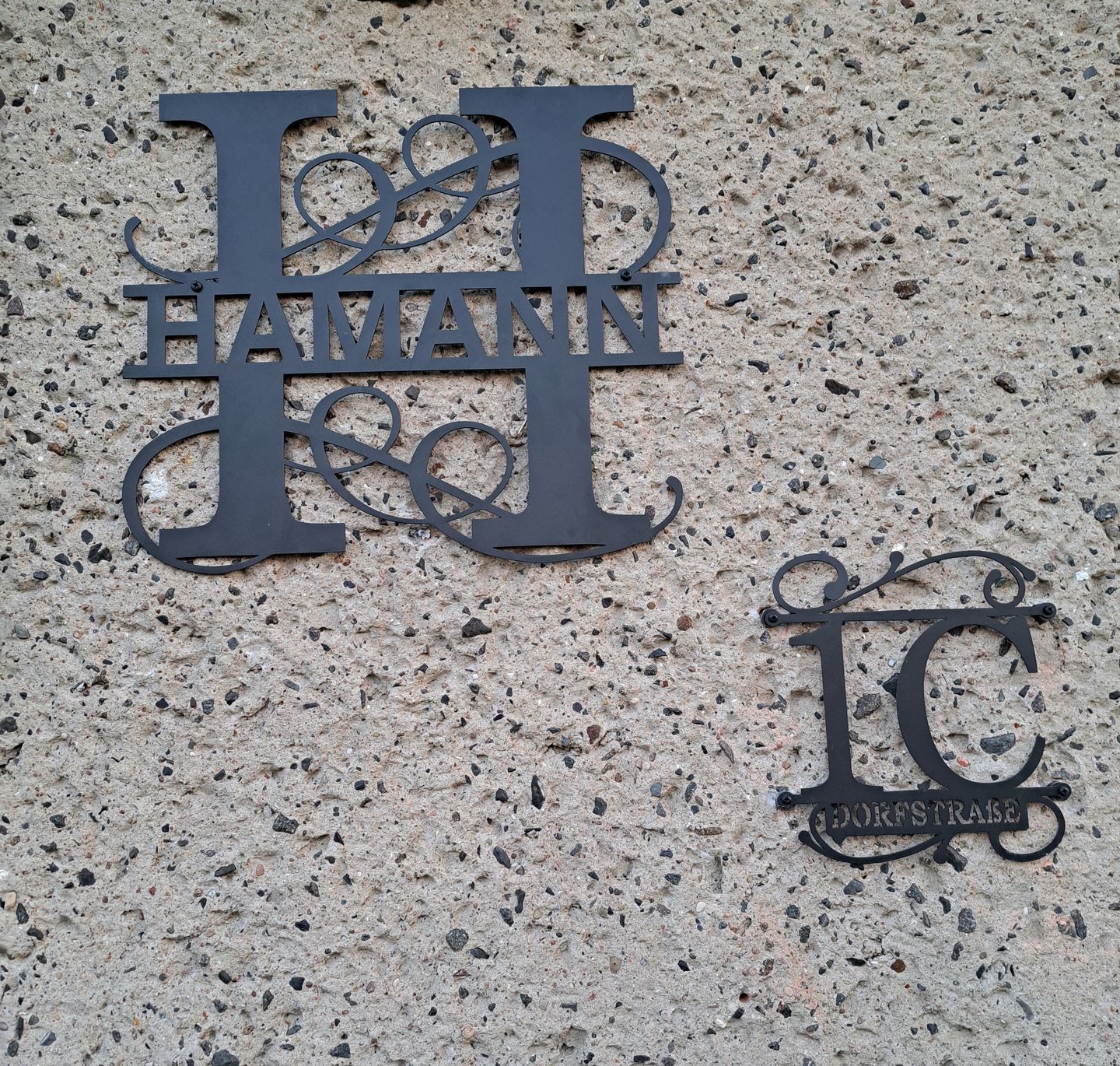 Customer photo review of Hausnummer Türschild mit Ornament und Familiennamen aus edlem Stahl
