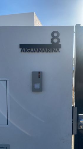 Customer photo review of Número de casa y forma del texto: Modelo de Line 02