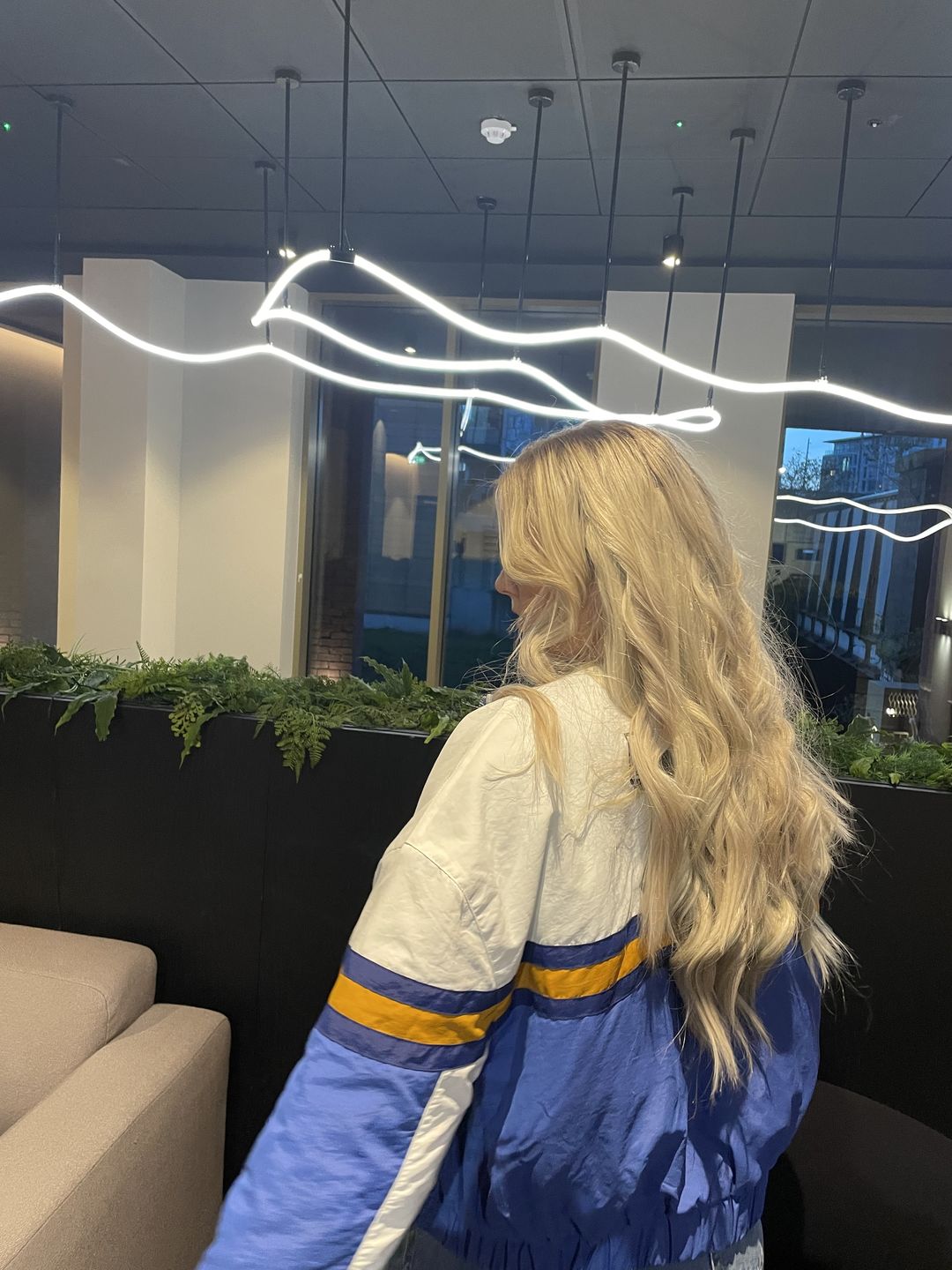Customer photo review of 18" Seamless Five Piece Clip-in Human Hair Extension (105g)