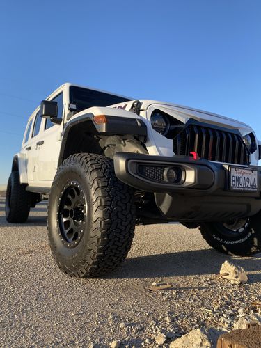 Customer photo review of Gladiator Vader Grille w/ Mesh - Black & White for 18-23 Jeep Wrangler JL & Gladiator JT