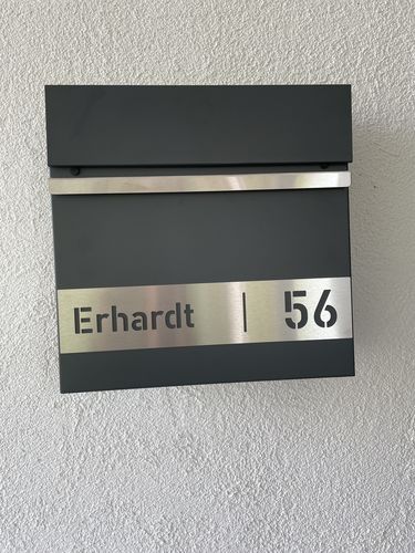 Customer photo review of AlbersDesign Briefkasten B3 anthrazit (RAL7016) personalisiert mit Edelstahlschild