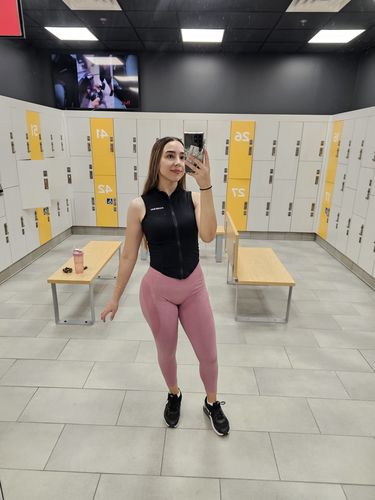 Customer photo review of Black Slimming Sleeveless Zipper Top