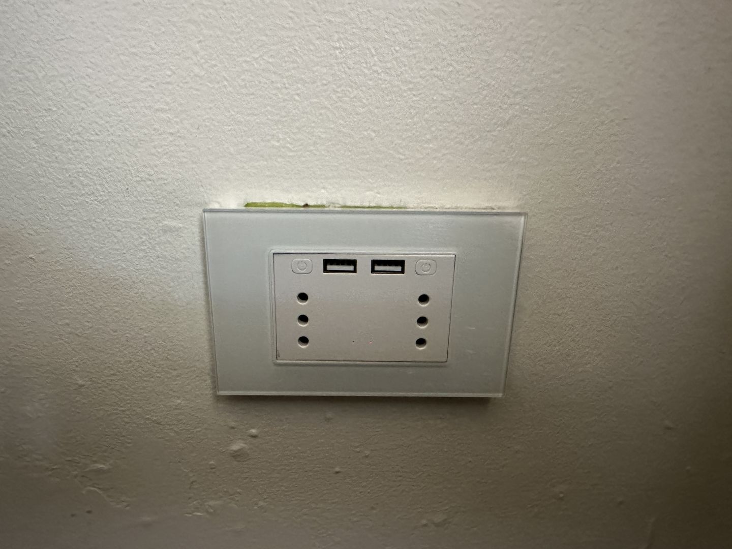 Customer photo review of Tomacorriente o enchufe con USB de pared wifi