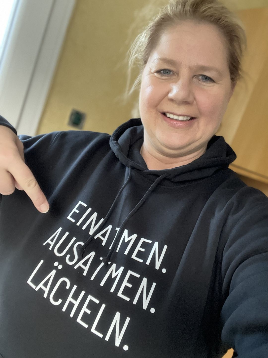 Customer photo review of Einatmen. Ausatmen. Lächeln. Bio Hoodie Unisex