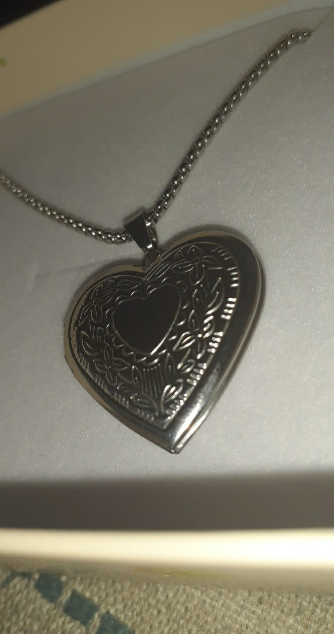 Customer photo review of Personalized Heart Locket Necklace That Holds Pictures Memory Photo Lockets Custom Photo Name Dasiy Heart Necklace