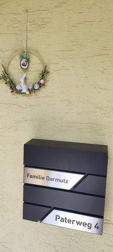 Customer photo review of AlbersDesign Briefkasten B1 anthrazit (RAL7016) personalisiert mit Edelstahl-Schildern
