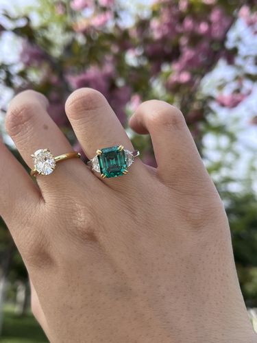 Customer photo review of Louily 4.5 Carat Paraiba Tourmaline Asscher Cut Three Stone Women's Engagement Ring In Sterling Silver