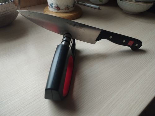 Customer photo review of Profi Messerschärfer mit 3-Stufen / Zusätzliche Funktion für Scheren / Manueller Messerschleifer für Entgraten, Formen, Grobschliff, Schärfen, Honen und Polieren / Schleifstein, Rollschleifer, Wetzstahl