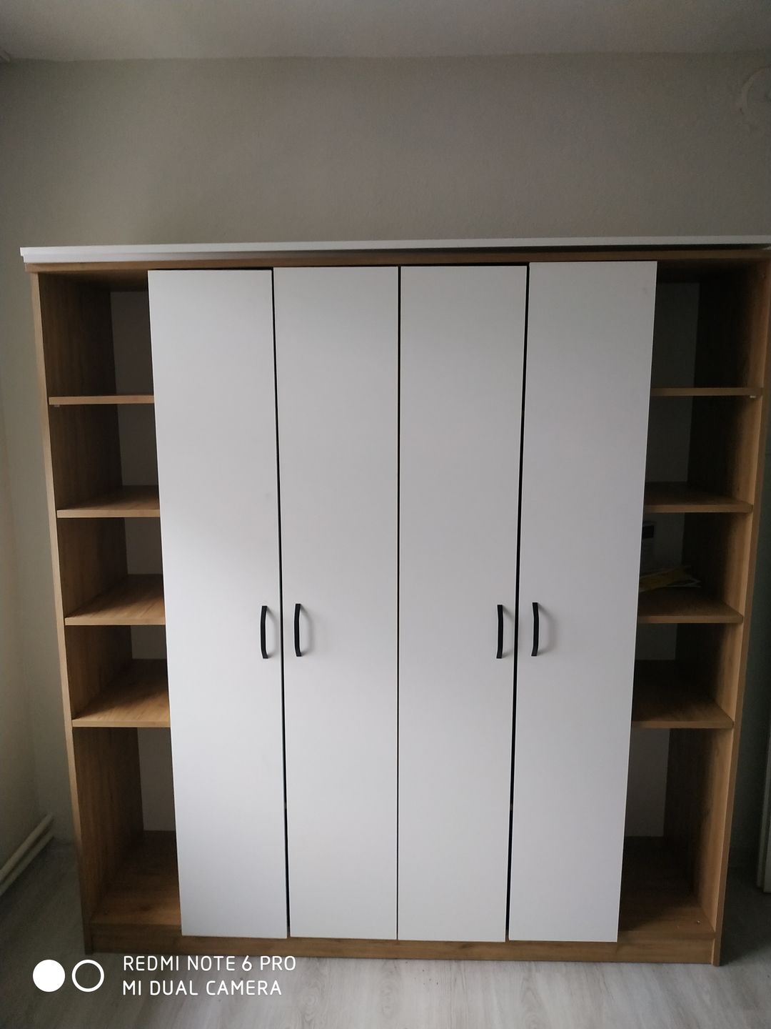 Customer photo review of Rani BA114 Geniş Gardırop Elbise Dolabı 6 Kapaklı 16 Raflı 2 Askılı Sepet Ceviz - Beyaz