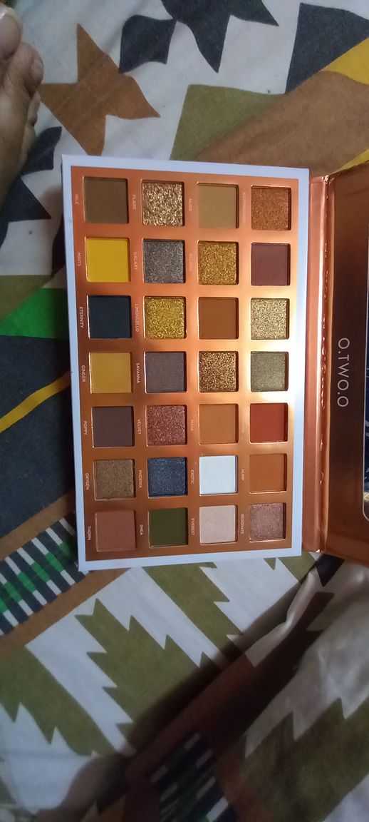Customer photo review of O.TWO.O EYE ESSENCE PALETTE (28 COLORS EYESHADOW)