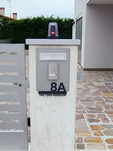 Customer photo review of Numero civico e testo sagomato modello Line 02 Acrilico