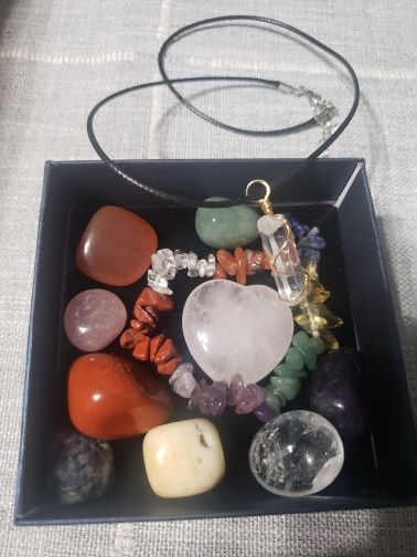 Customer photo review of CHAKRA BOX - Set für Meditation mit Steinen, Armband und Kristall-Anhänger
