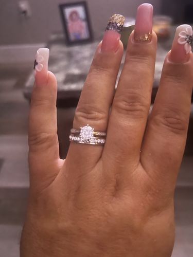 Customer photo review of 【#9】925 Sterling Silver Moissanite Rings, Buy one, get 1 free stud and 1 free necklace（self select from details page）