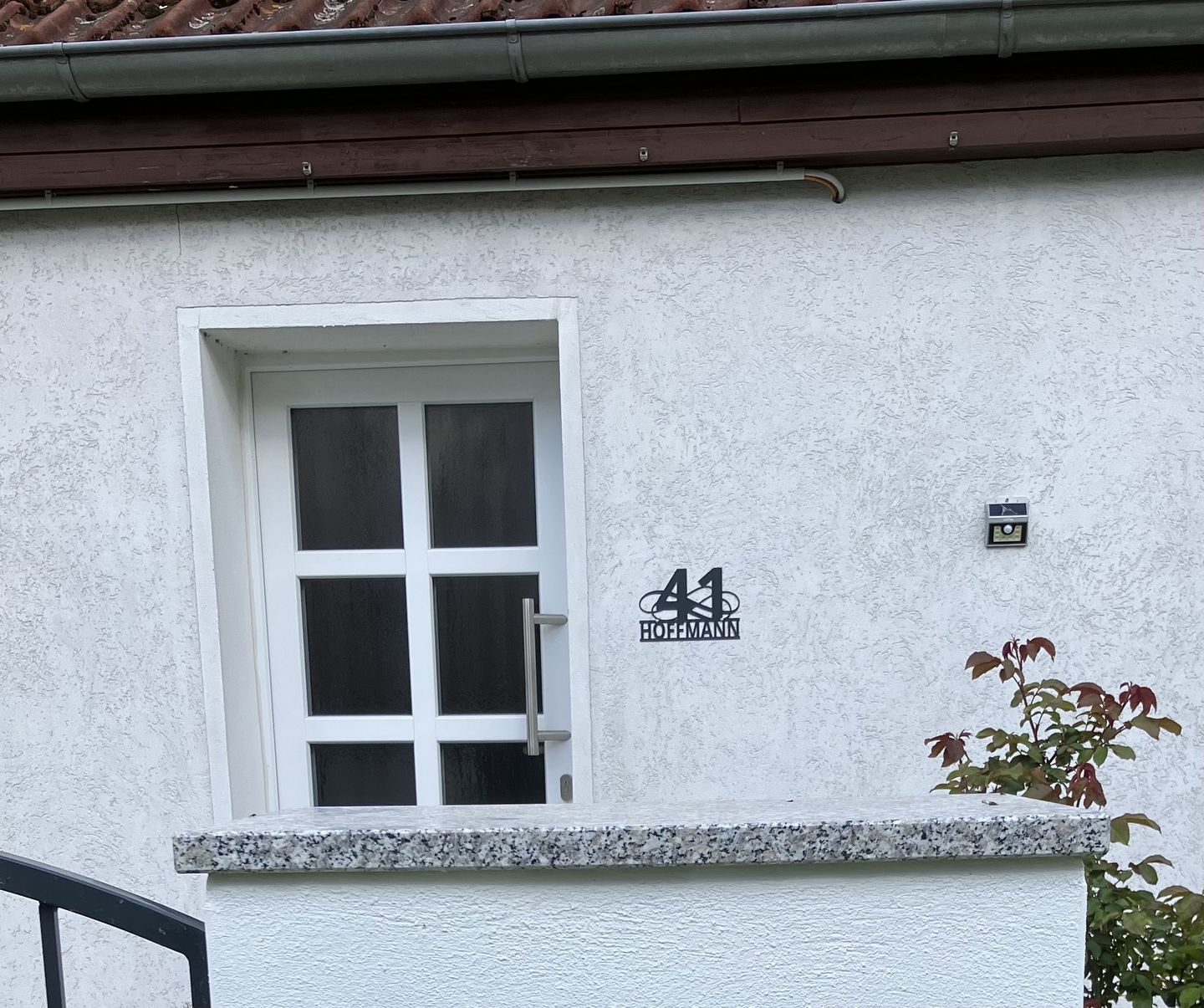 Customer photo review of Hausnummern-Türschild Ornamental Style einzeilig (personalisierbar)