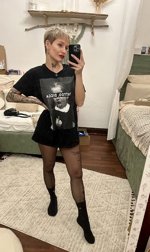 Customer photo review of Tätowiererin - Shirt
