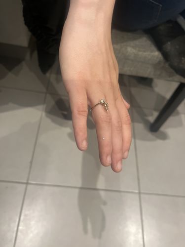 Customer photo review of Bague lettre LOANYA en pierre de Zircon