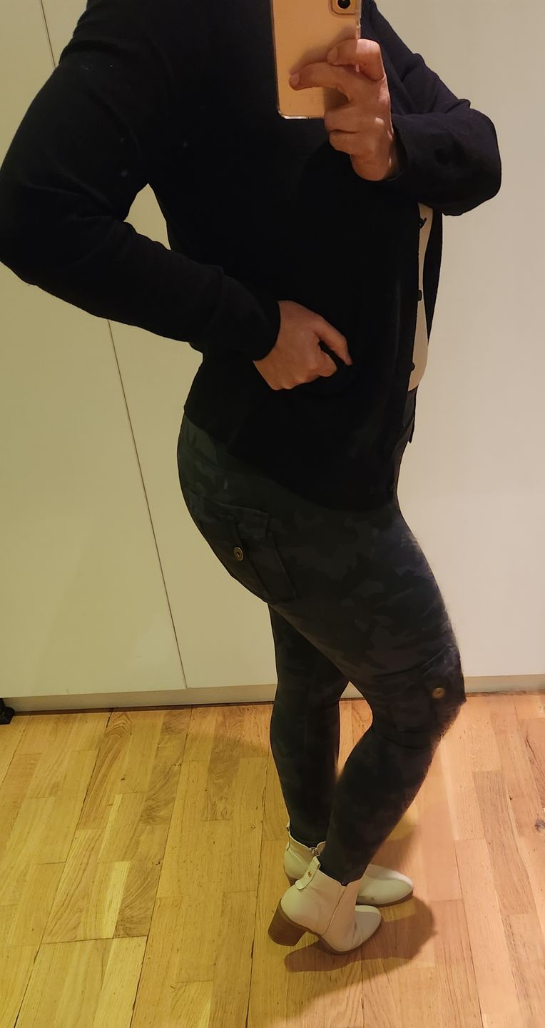 Customer photo review of Shapewear TNG Cargo Leggings - Black