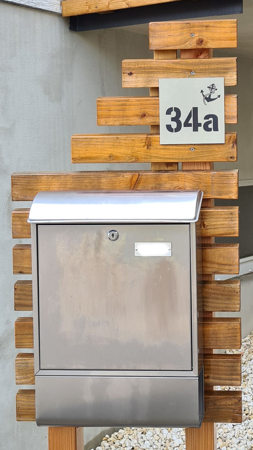 Customer photo review of Edelstahl Hausnummernschild graviert 10×10 cm, 15×15 cm oder 20×20 cm