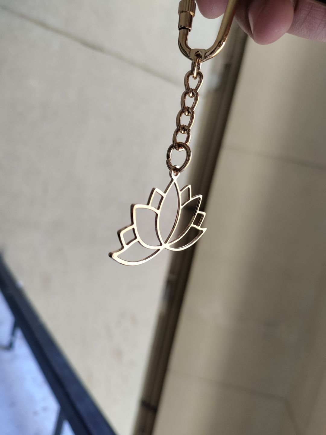 Customer photo review of Keychain Lotus - Goldplated