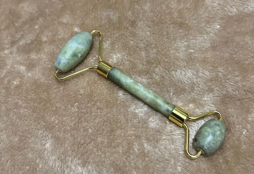Customer photo review of Vibrant Facial Jade Roller and Gua Sha Duo Kit