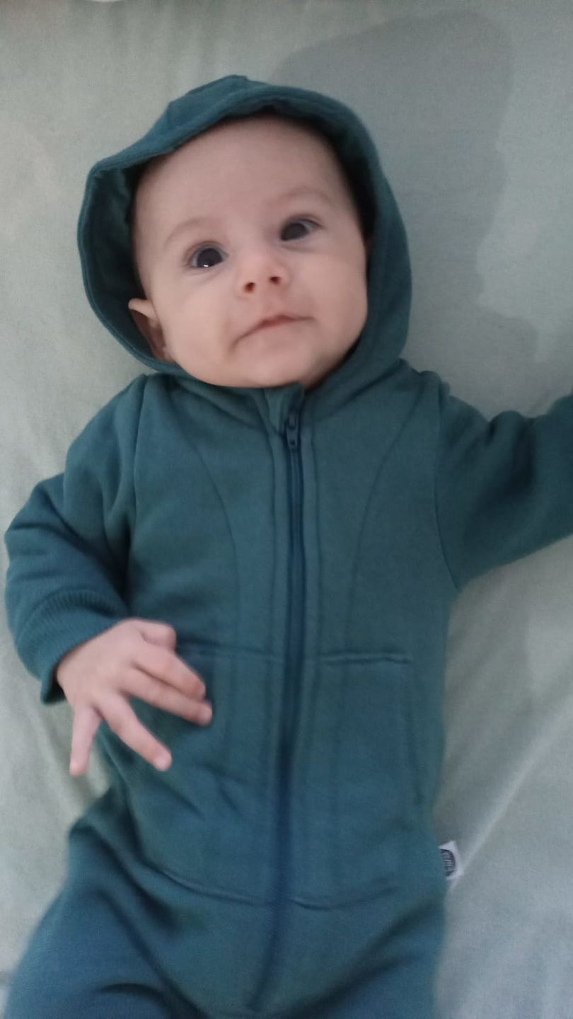 Customer photo review of Macacão Bebê Capuz e Ziper Unissex Moletom Peluciado | Liso Deep Green