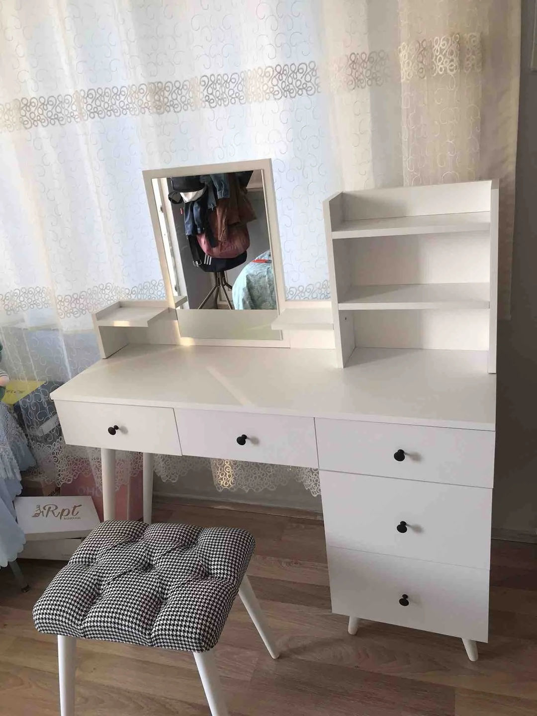 Customer photo review of Rani BJ101 Makyaj Tuvalet Masası 5 Çekmeceli Raflı Aynalı Takı Düzenleyici Puf Takım Beyaz