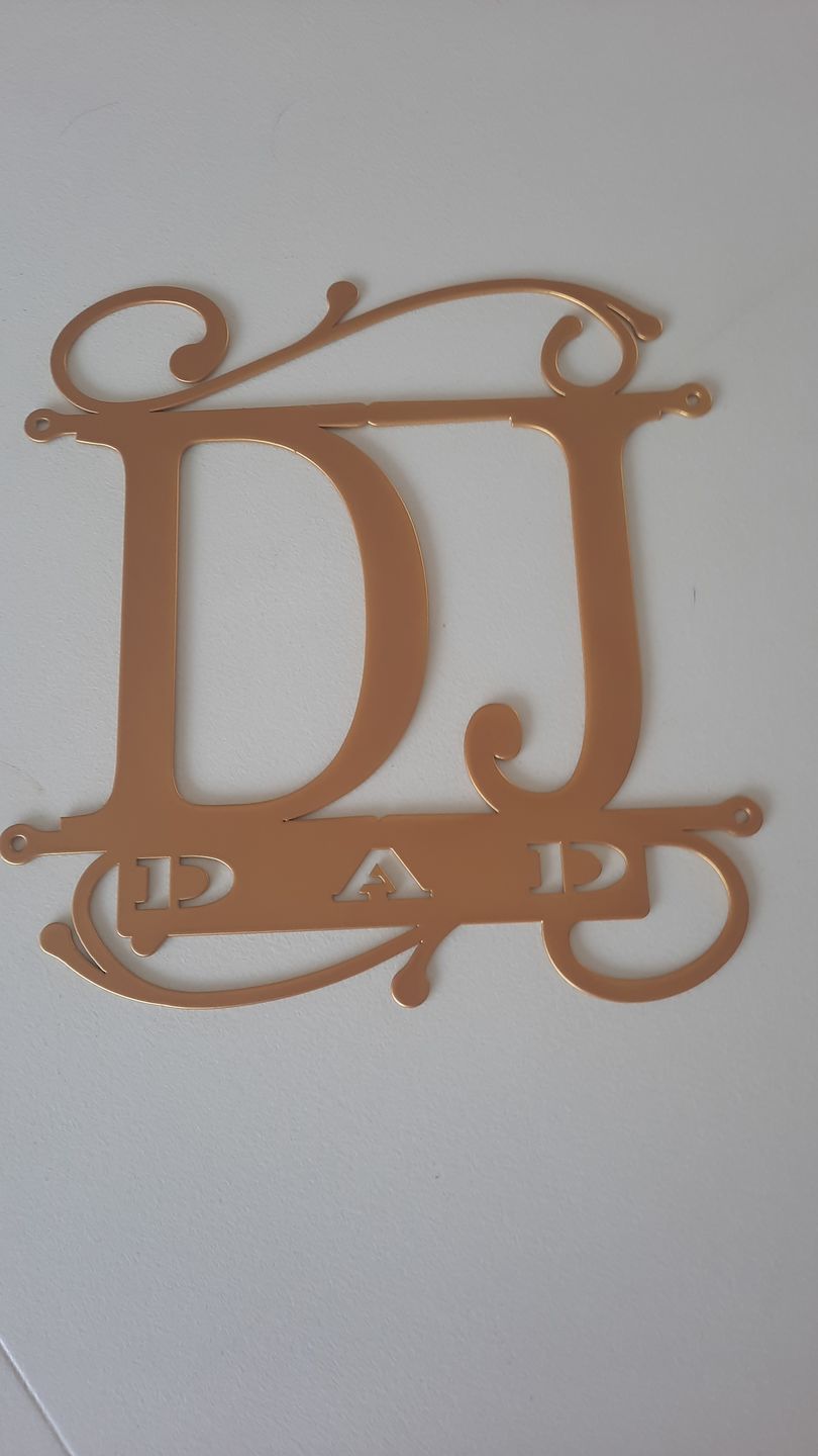 Customer photo review of Hausnummer Türschild mit Ornament und Familiennamen aus edlem Stahl