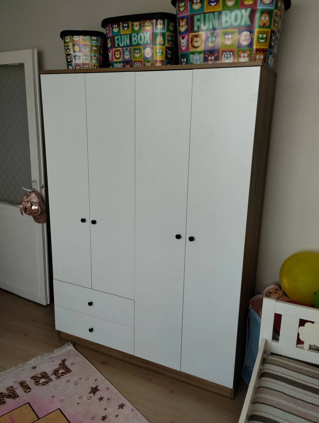 Customer photo review of Rani BA108 Geniş Gardırop Elbise Dolabı 4 Kapaklı 2 Çekmeceli 1 Raflı 2 Askılı Sepet Ceviz - Beyaz