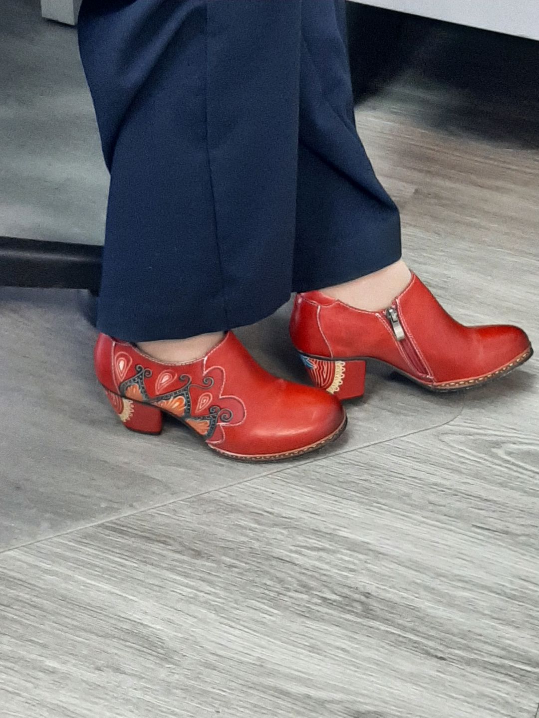Customer photo review of Retro Pattern Leather Zipper Pumps