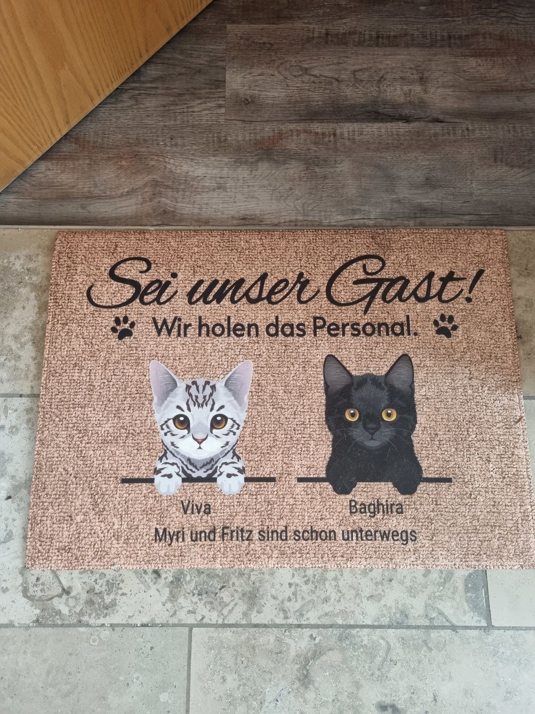 Customer photo review of Katzen holen ihr Personal - Individuelle Fußmatte