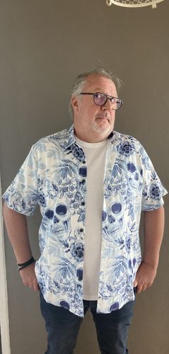 Customer photo review of Chemise décontractée à manches courtes avec bouton à revers et imprimé tête de mort pour hommes