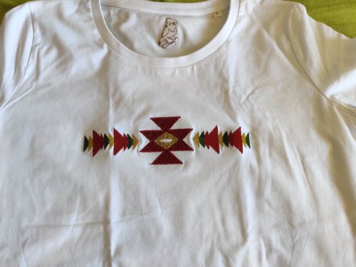 undefined review of Дамска вталена тениска бродирана с шевица "Канатица" image 1 out of 1