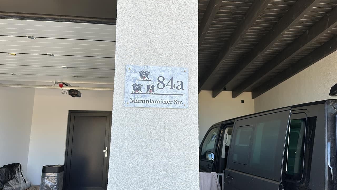 Customer photo review of Hausnummer mit Marmoroptik - Individuelles Türschild