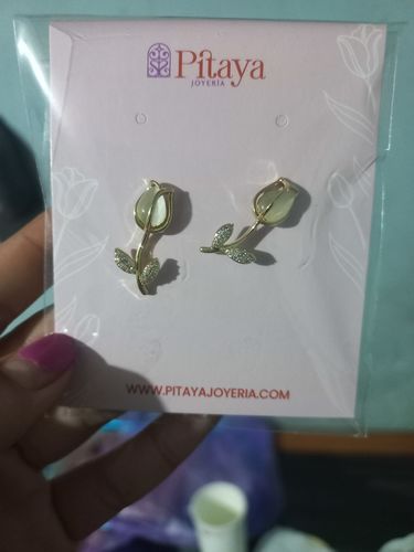 Customer photo review of Aretes de Tulipán con Zirconias