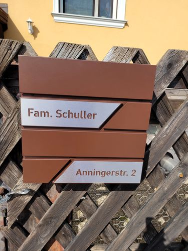 Customer photo review of AlbersDesign Briefkasten B1 in Wunschfarbe personalisiert mit Edelstahl-Schildern