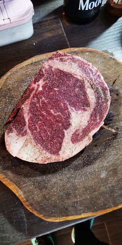 Reseña con foto de un cliente sobre Rib Eye Steak