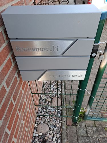 Customer photo review of AlbersDesign Briefkasten B1 in Graualuminium (RAL9007) personalisiert mit Edelstahl-Schildern