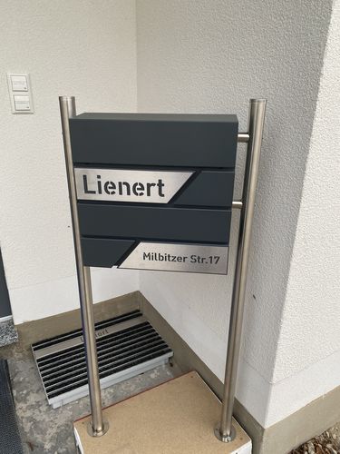 Customer photo review of AlbersDesign Briefkasten B1 anthrazit (RAL7016) personalisiert mit Edelstahl-Schildern