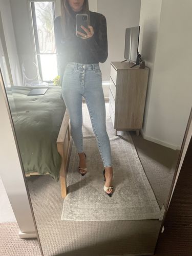 Customer photo review of Leah - Black