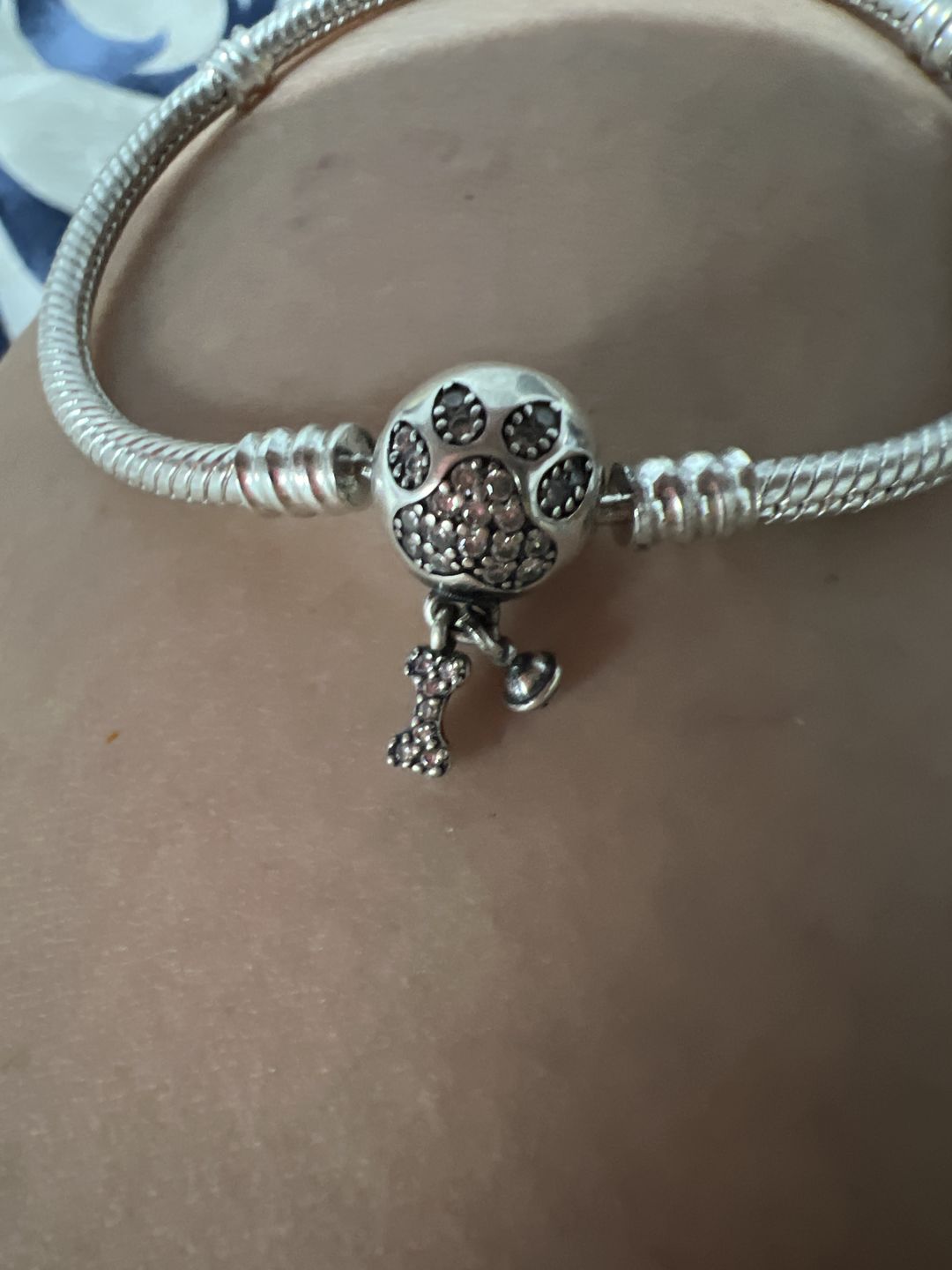 Customer photo review of Pulsera Huella de Perrito Diamantado