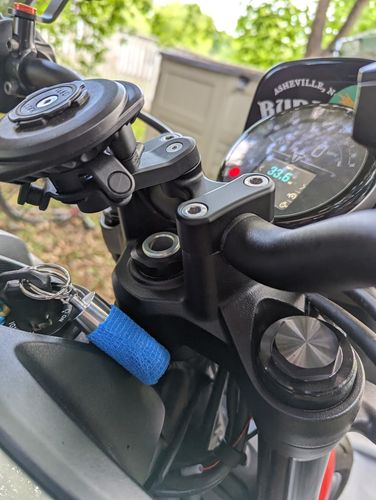 Customer photo review of Triumph Trident 660 Quad Lock Handlebar Top Clamp Mount