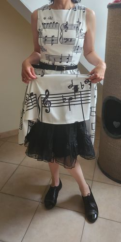 Avis photo d'un client sur Robe Swing Vintage Année 50 Blanche avec Note Musicale Cocktail Pin Up
