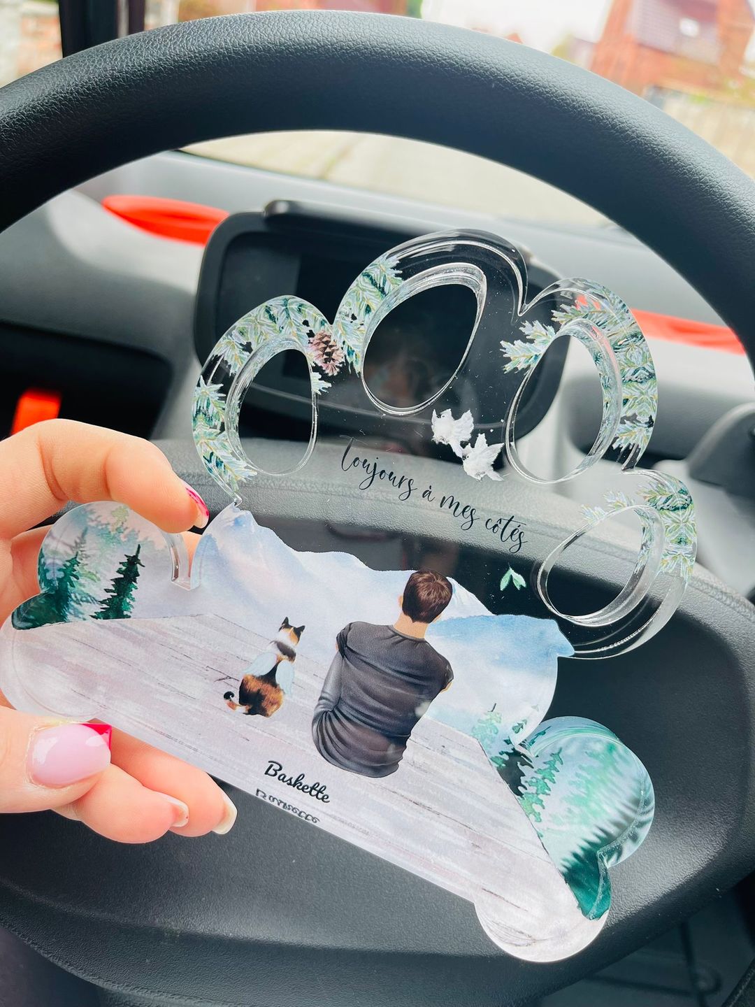 Customer photo review of Meilleurs amis - Plaque acrylique forme patte personnalisée