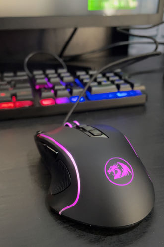 Customer photo review of Mouse Redragon M612 Predator - RGB 8000 DPI - 11 Botones Programables - 5 modos - Boton De Disparo Rapido